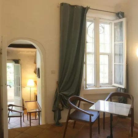 La Du Clos De La Tour *