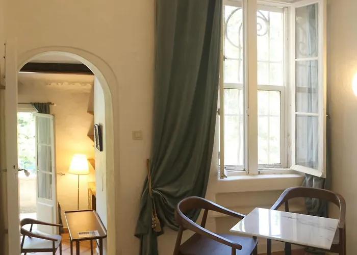 La Du Clos De La Tour *