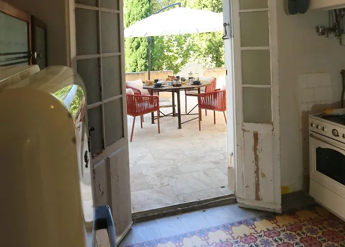 La Du Clos De La Tour *
